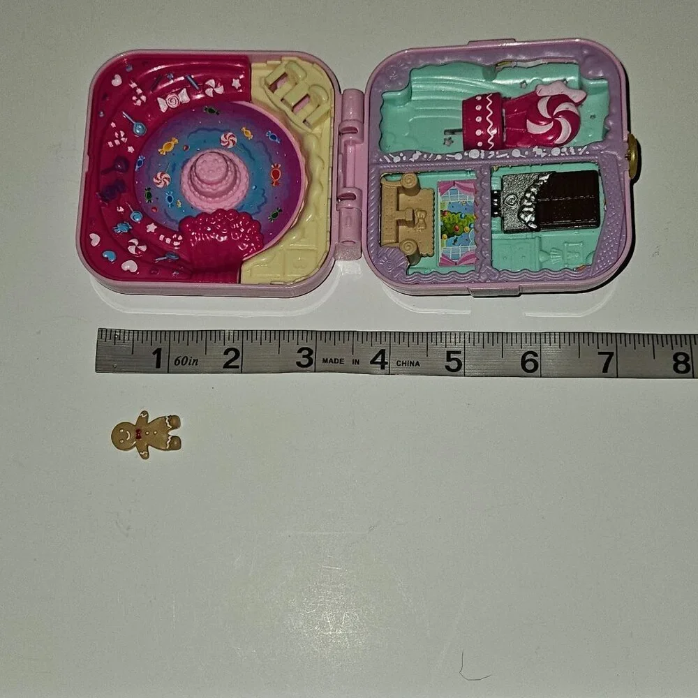 Polly Pocket Hidden Hideouts Candy Adventure Compact Gingerbread Man 2018 READ
